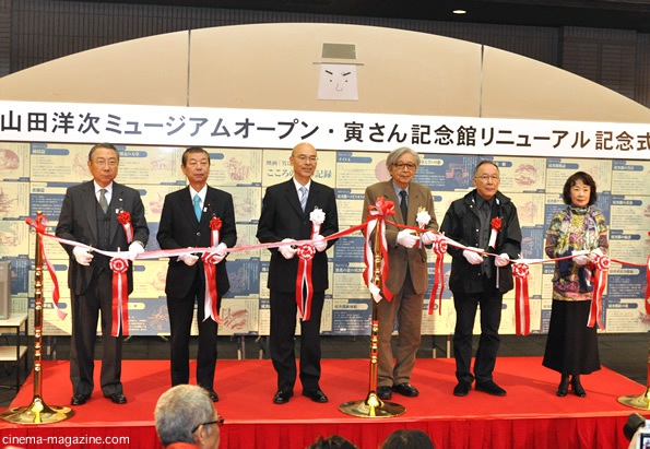 左から松竹の太谷会長、葛飾区の梅沢議長と青木区長、山田洋次、橋爪功、吉行和子。