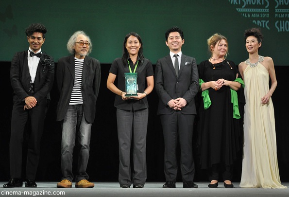 グランプリを受賞した『もう一回』の平柳敦子監督と公式審査員