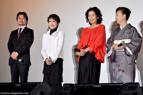 左から、天願大介監督、浅丘ルリ子、倍賞美津子、山本陽子