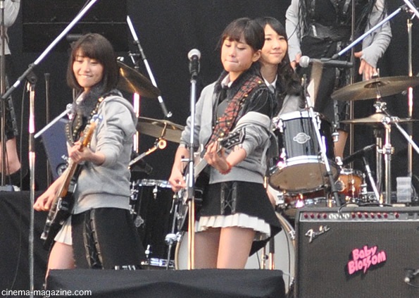 ベースギターの大島優子、リズムギターの前田敦子、ドラムスの柏木由紀　（リードギターの高橋みなみは不参加）