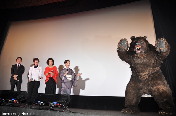 『デンデラ』完成披露試写会に登場した熊