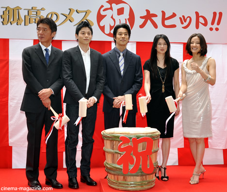左から、成島出監督、吉沢悠、堤真一、夏川結衣、中越典子。
