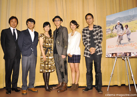 左から、国本雅広監督、藤井フミヤ、宮崎美子、高良健吾、谷村美月、大杉漣。