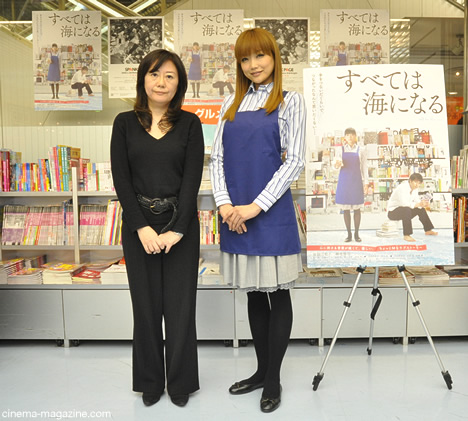 本屋で記念撮影をする佐藤江梨子。左は山田あかね監督。