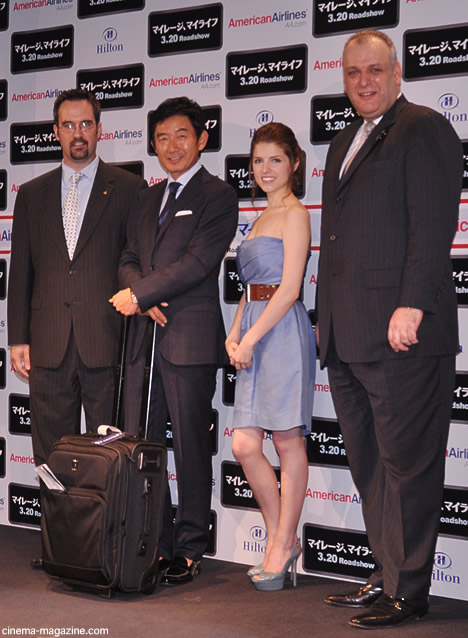 左から、ビリー・サネズ（アメリカン航空・宣伝）、石田純一、アナ・ケンドリック、テオ・パナジオトゥリアス（アメリカン航空・社長）
