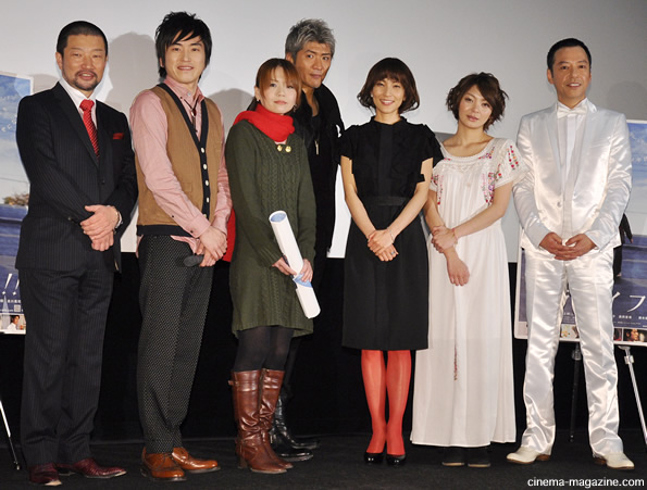 集合写真。中央にいる女性は「村上純ワラライフ!!賞」に選ばれた一般人。