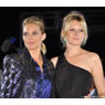 シエナ・ミラーはGUCCIのキラキラドレスでひときわ目立っていた。右は姉でファッションデザイナーのサヴァンナ・ミラー。
