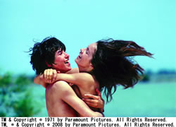 『フレンズ』場面写真。2人が裸で抱き合うシーン