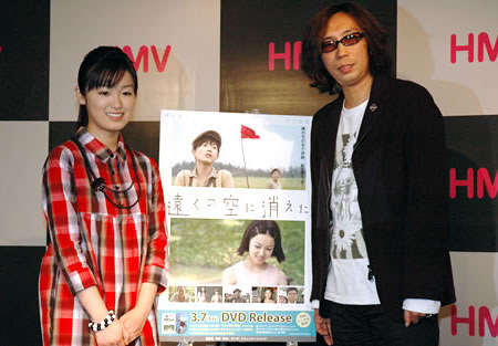 『遠くの空に消えた』のパネル前に立つ大後寿々花さんと行定勲監督